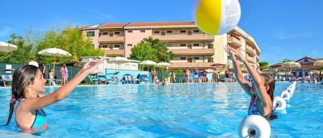 Sesongbasert utendørsbasseng, bassengparasoller og solsenger