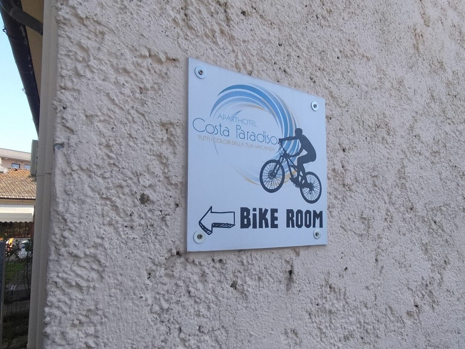 En skylt som visar var cykelrummet finns på Aparthotel Costa Paradiso.