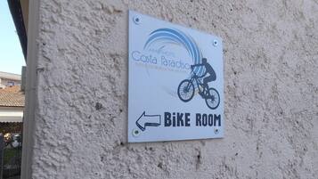 En skylt som visar var cykelrummet finns på Aparthotel Costa Paradiso.