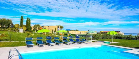 2 piscines extérieures, parasols de plage, chaises longues