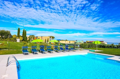 2 piscinas al aire libre, sombrillas, sillones reclinables de piscina