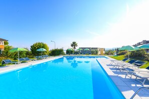 2 outdoor pools, open 9:00 AM to 7:30 PM, pool umbrellas, sun loungers - Residence Relais Rosa dei Venti (Moniga del Garda)