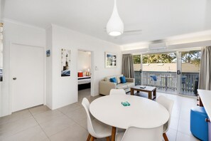 Sadie s Den Superior 1 Bedroom apartment | 客厅 | 50-英寸智能电视（配备有线频道）、电视、Netflix