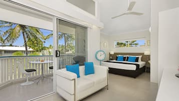 Superior Studio with Partial Ocean Views | Roupas de cama premium, camas Tempur-Pedic, individualmente decorados