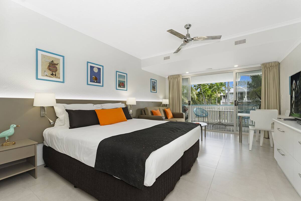 Superior Apartment, Partial Sea Views | Premium bedding, Tempur-Pedic beds, laptop workspace, blackout curtains