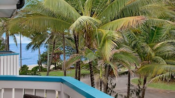 Superior Studio with Partial Ocean Views | ๊ฐ์ค์์ ๋ณด์ด๋ ์ ๋ง