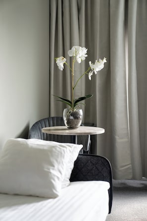 Materassi a doppio strato, una scrivania, tende oscuranti