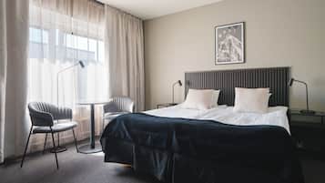 Standaard tweepersoonskamer | 1 slaapkamer, pillowtop-bedden, een bureau, verduisterende gordijnen