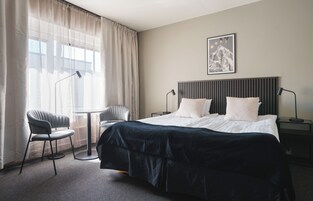 Habitación estándar doble | Colchones con acolchado adicional, escritorio, cortinas opacas