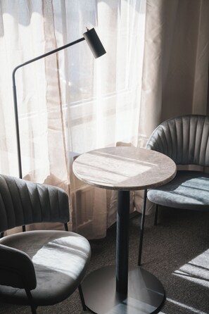 Doppia Standard | Materassi a doppio strato, una scrivania, tende oscuranti