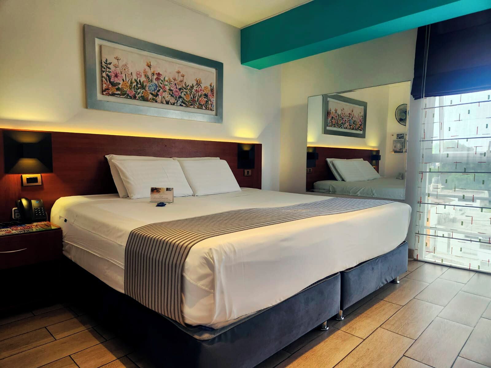 Caja de seguridad en la habitación y escritorio 