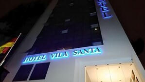 Un edificio con un cartel que dice "HOTEL VILA SANTA".