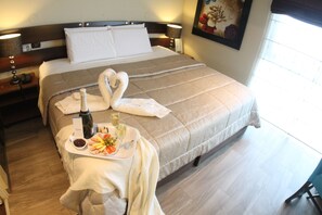 Double Room | In-room safe, desk, laptop workspace, free WiFi - Hotel Vila Santa (Lima)