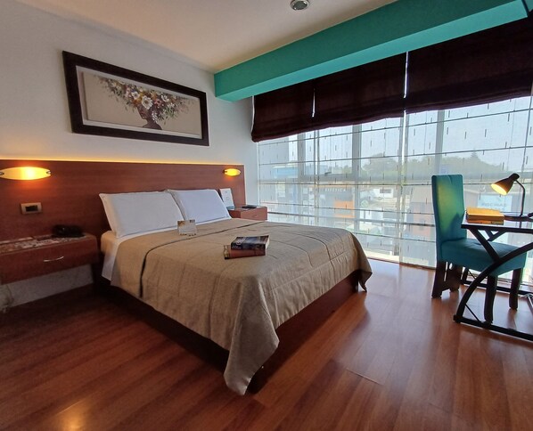 Yhden hengen huone | Tallelokero huoneessa, työpöytä