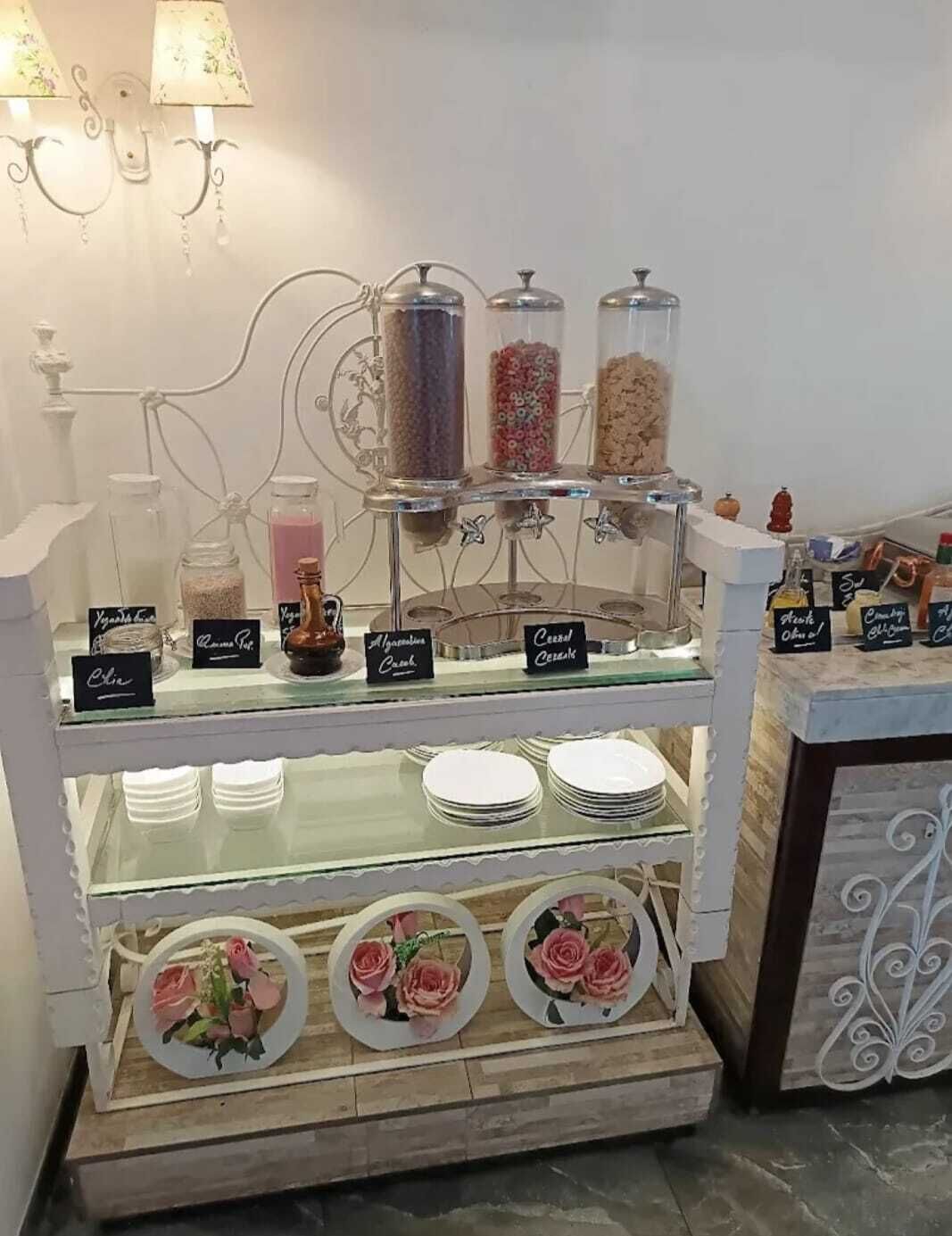 Un bufé de desayuno con diversas opciones de comida y etiquetas.