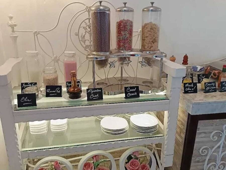 Un bufé de desayuno con diversas opciones de comida y etiquetas.