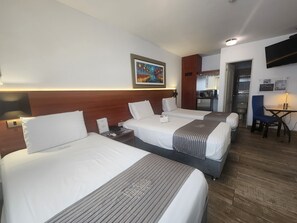 In-room safe, desk, laptop workspace, free WiFi - Hotel Vila Santa (Lima)