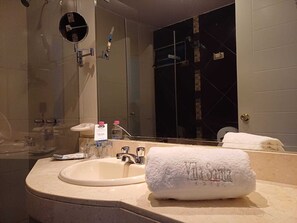 Shower, hair dryer, towels, soap - Hotel Vila Santa (Lima)