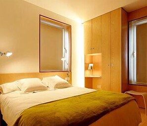 Premium bedding, in-room safe, desk, iron/ironing board - Hotel Holos (Seville)