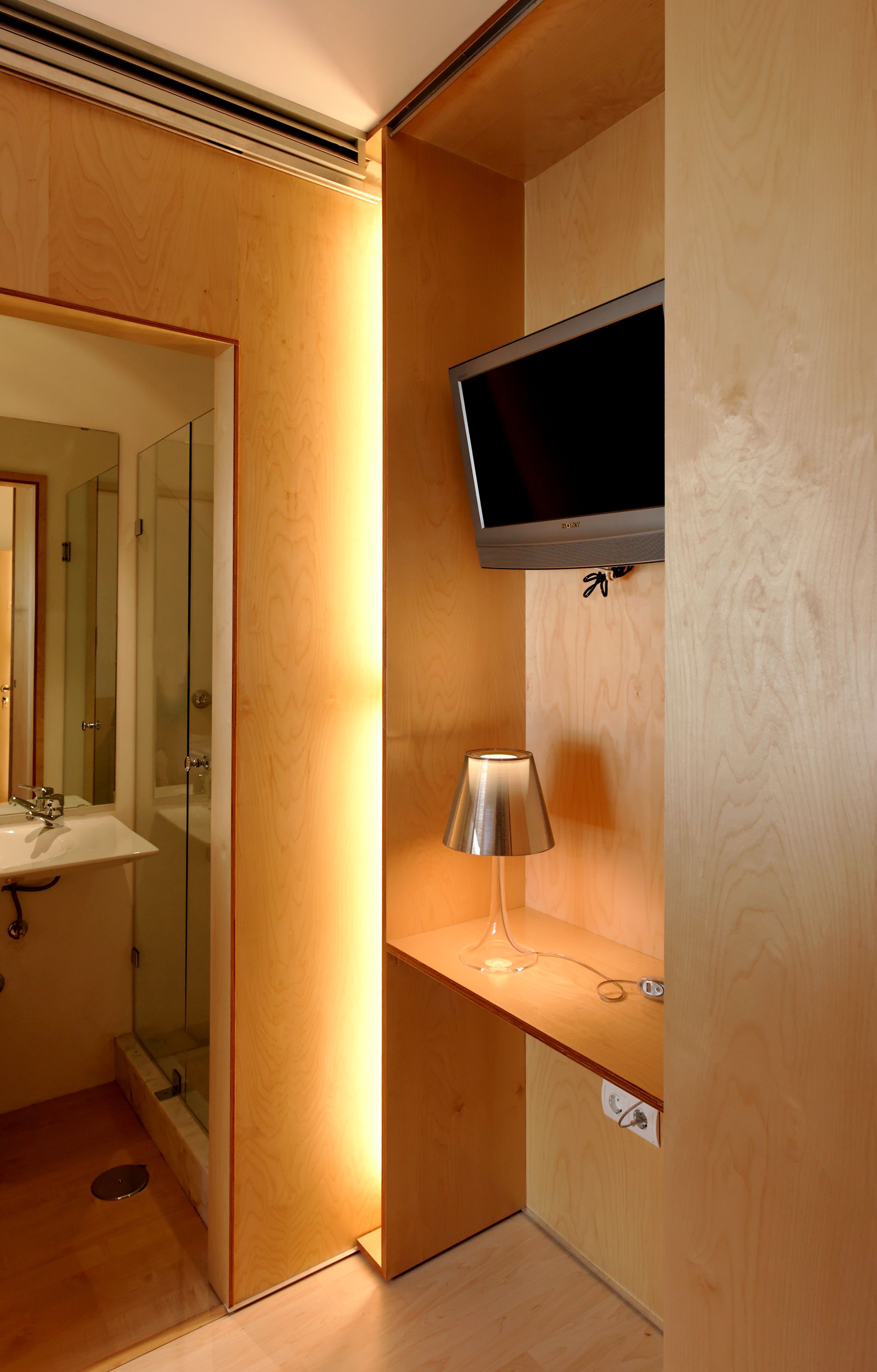 single room | premium bedding, in-room safe, desk, iron/ironing board