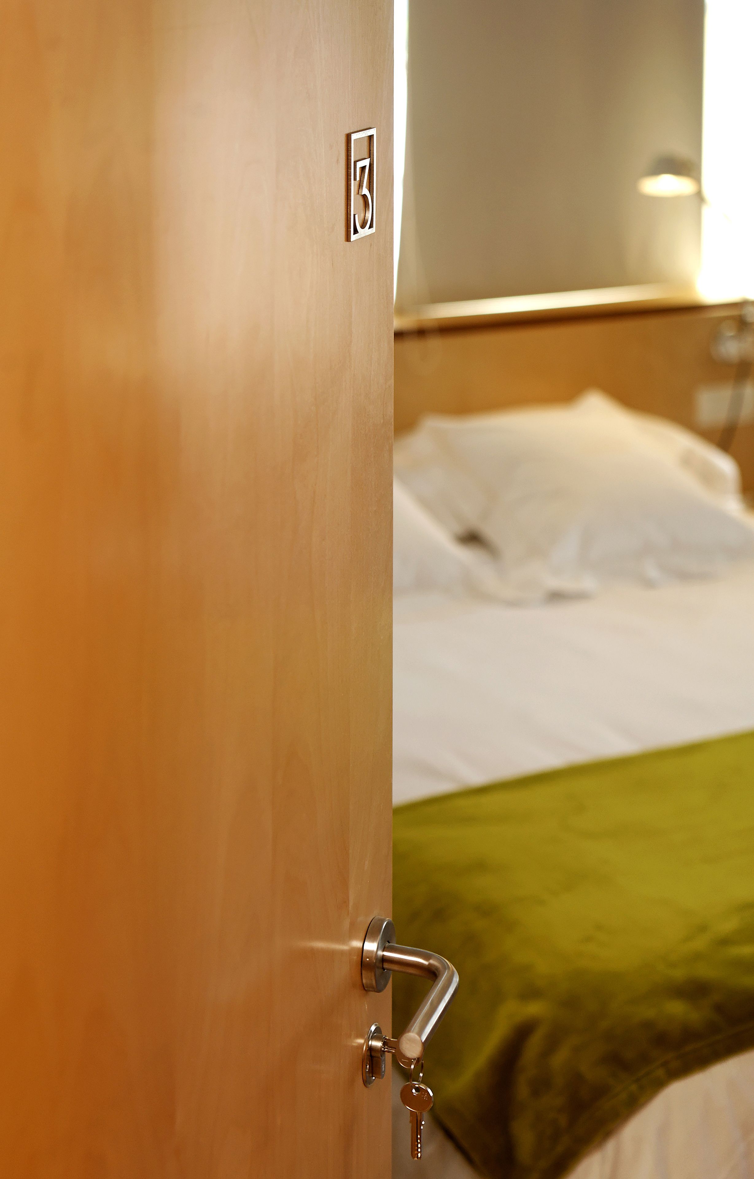 single room | premium bedding, in-room safe, desk, iron/ironing board