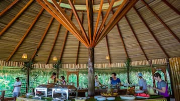 Café da manhã com buffet grátis todos os dias