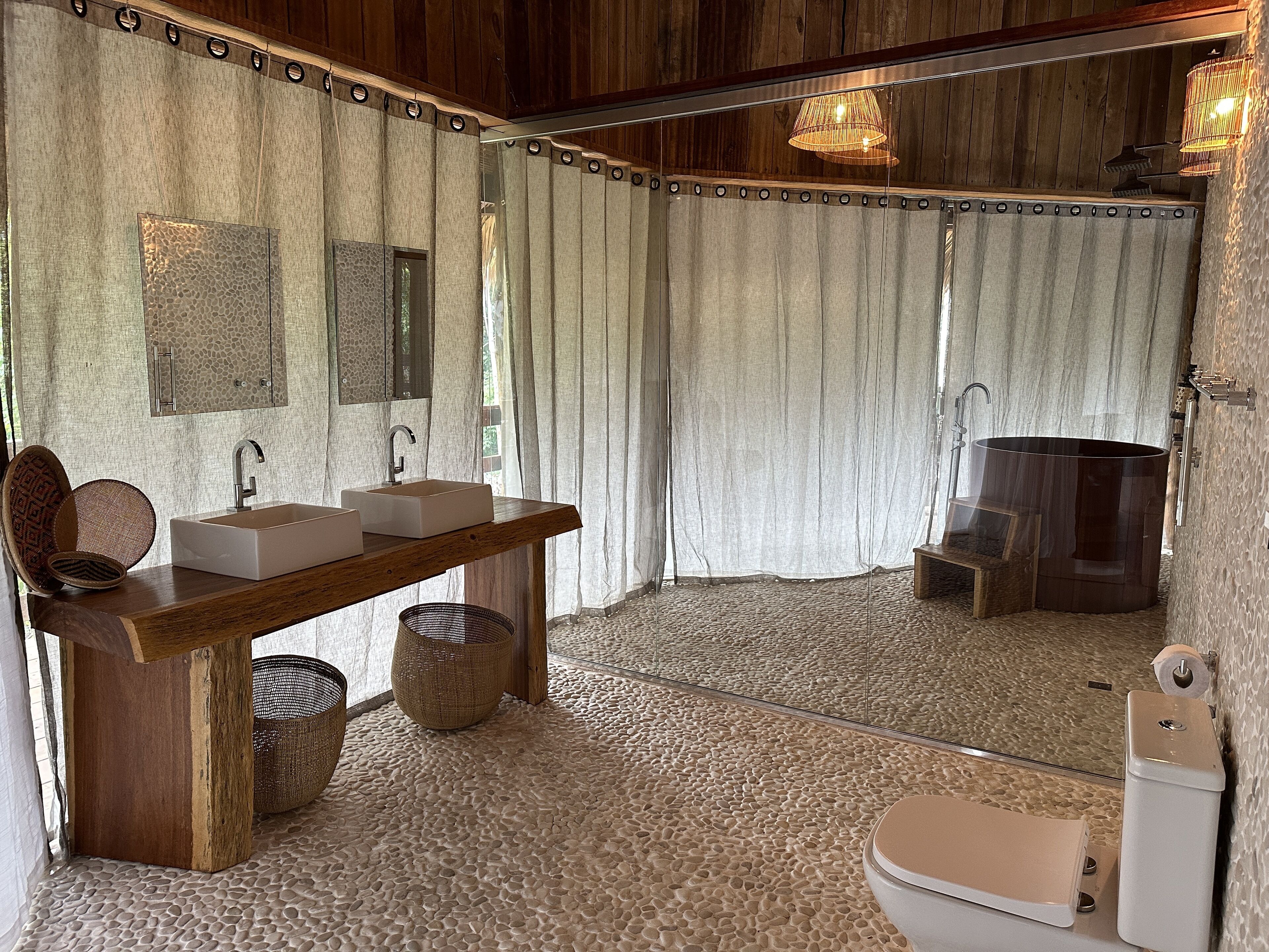 Bangalô Juma | Banheiro | Chuveiro, produtos de toalete grátis, toalhas de banho 