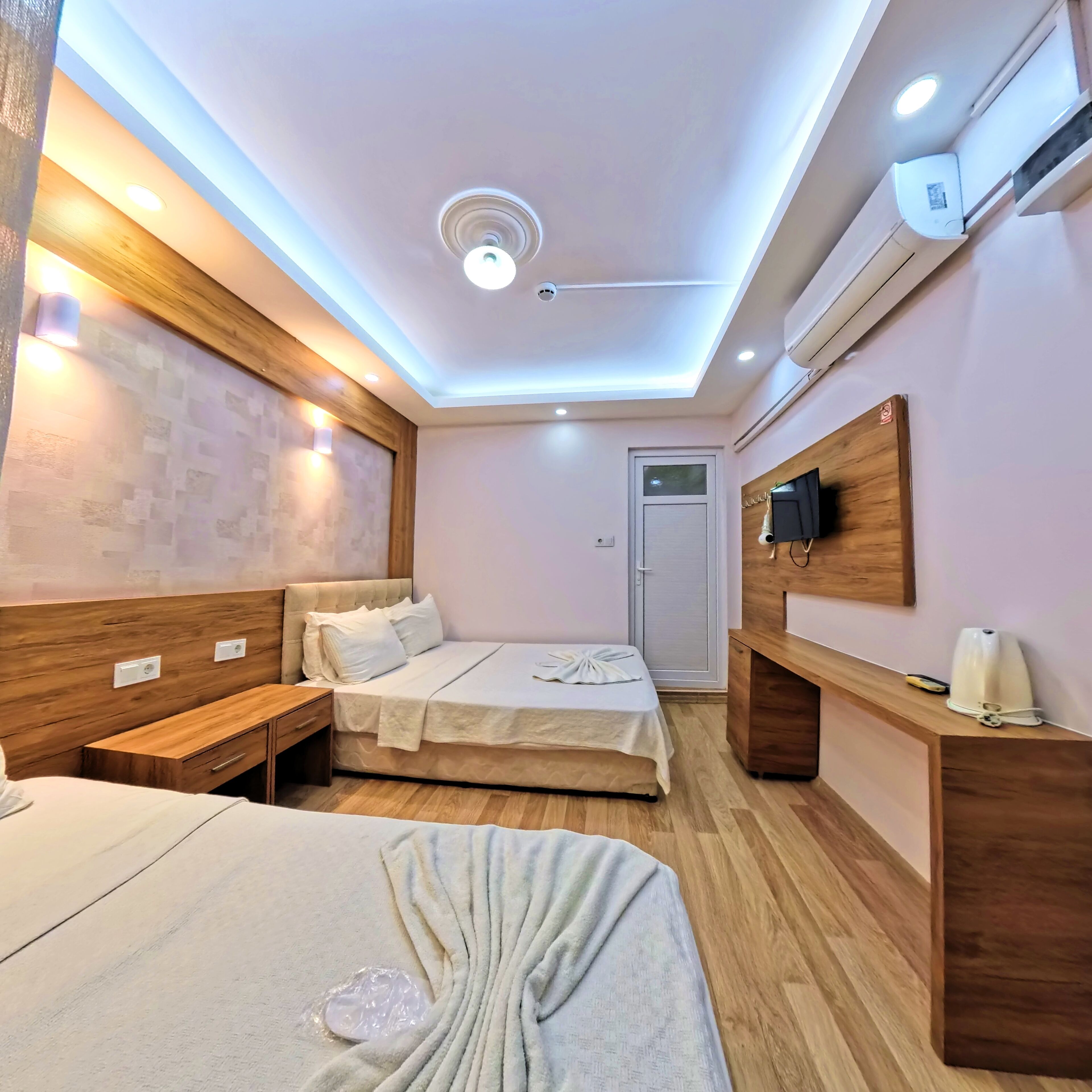 Chambre triple Standard, 3 chambres, balcon, vue sur la piscine | Literie de qualité, couette en duvet, coffre-fort, décor unique