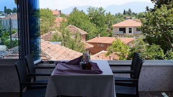 Se sirven desayunos y almuerzos, restaurante con mesas al aire libre 