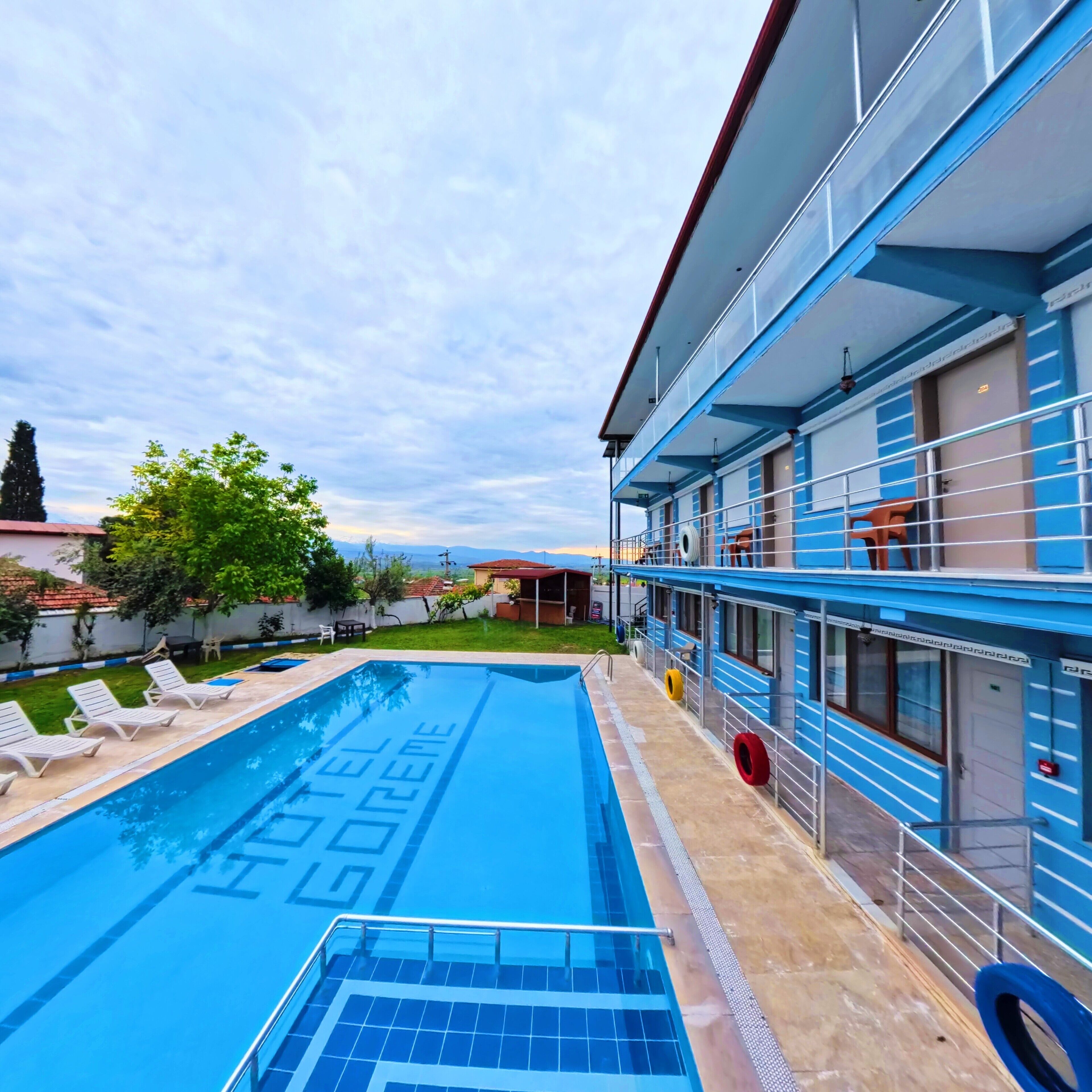 Piscina externa, espreguiçadeiras
