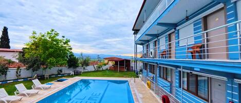 Alberca al aire libre y camastros
