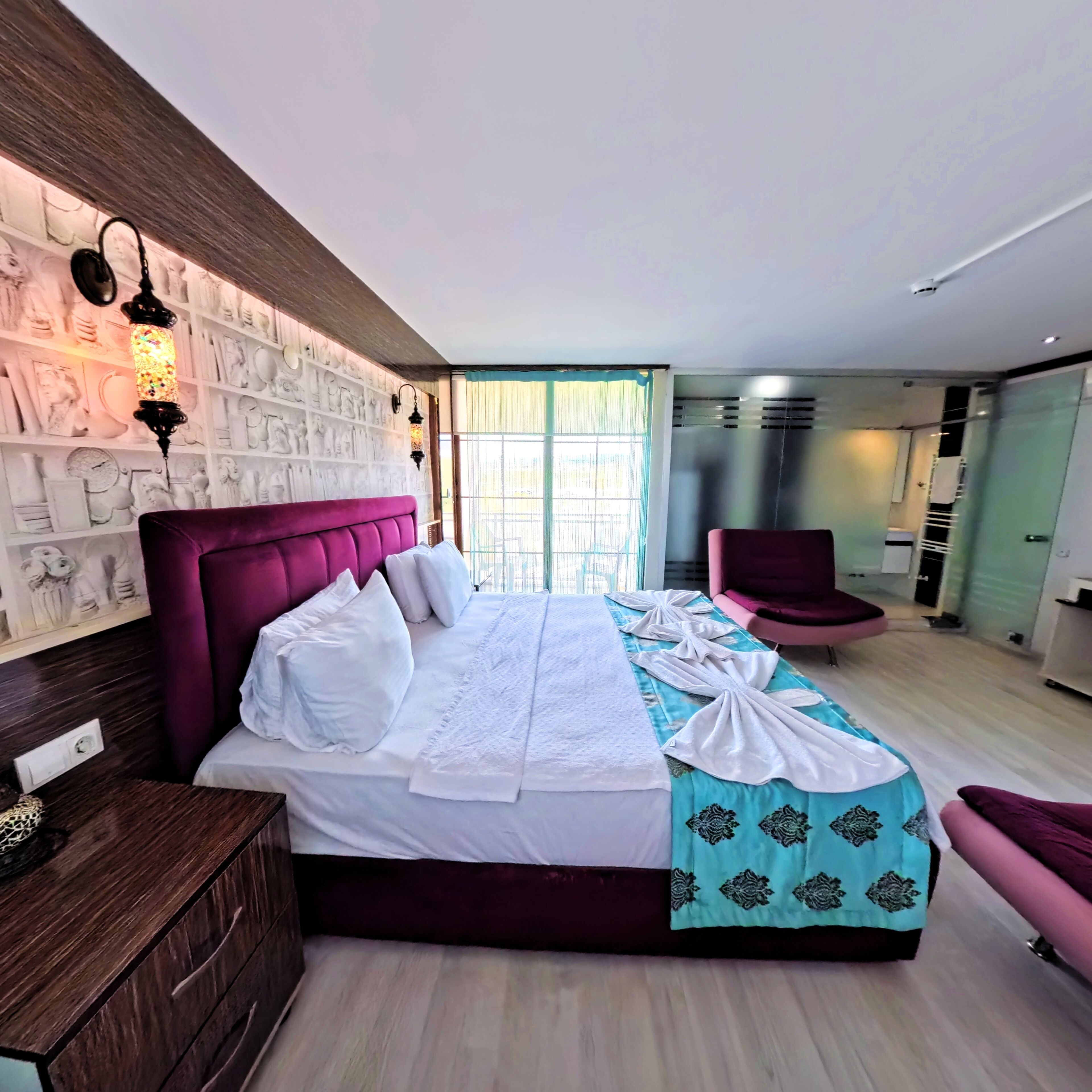 Chambre Standard double, 1 lit double, balcon, vue sur la piscine | Literie de qualité, couette en duvet, coffre-fort, décor unique