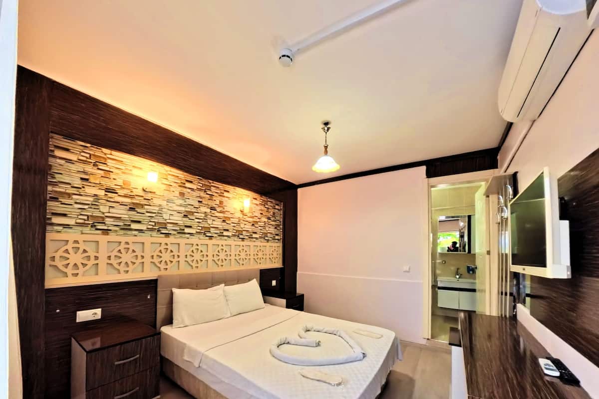 Standard-Doppelzimmer, 1 Doppelbett, Balkon, Poolblick | Hochwertige Bettwaren, Daunenbettdecken, Zimmersafe