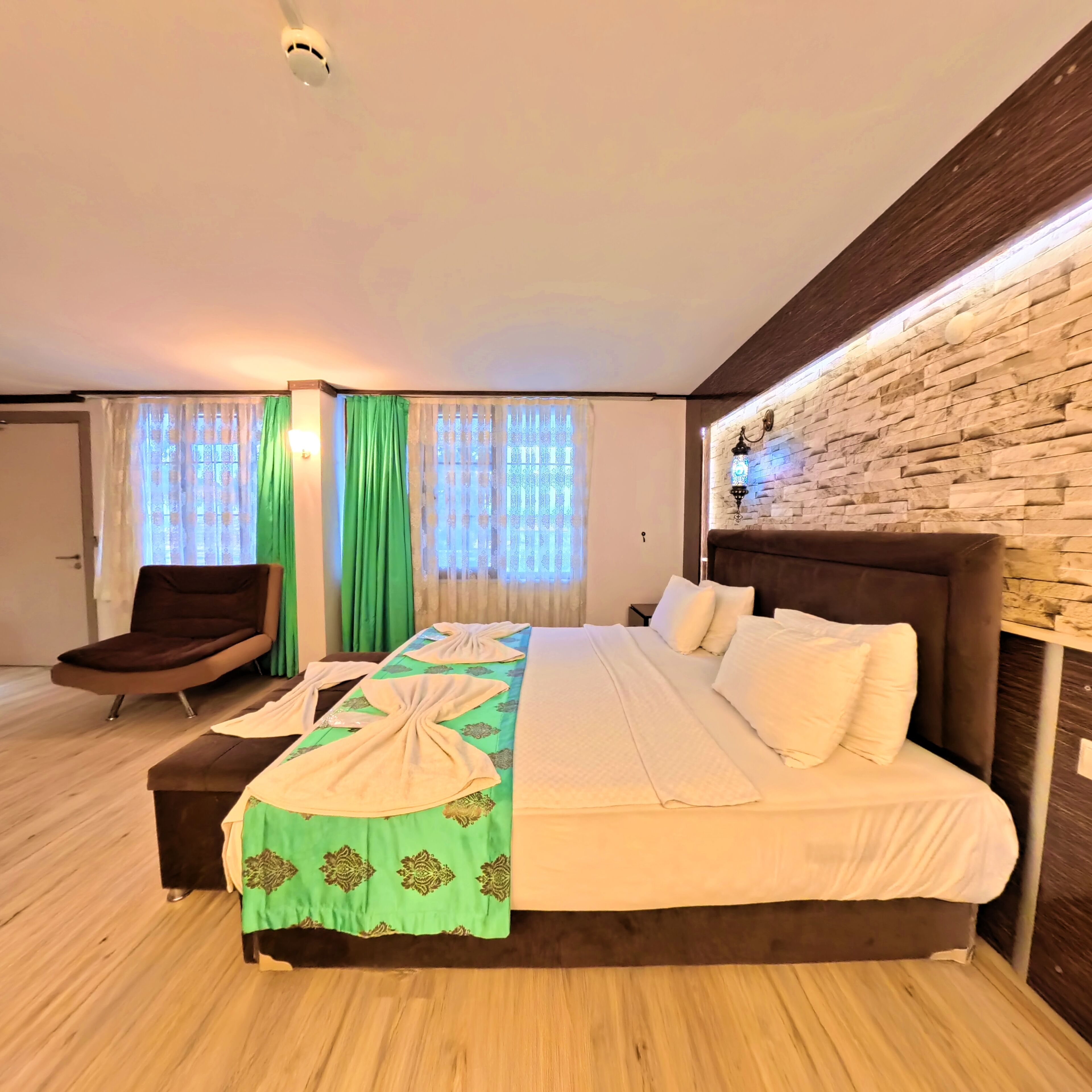 Chambre quadruple Confort, 4 chambres, balcon, vue sur la piscine | Literie de qualité, couette en duvet, coffre-fort, décor unique