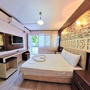 Phòng đôi Tiêu chuẩn, 1 giường đôi, ban công, quang cảnh hồ bơi | Bộ đồ giường cao cấp, chăn bông, két bảo mật tại phòng 