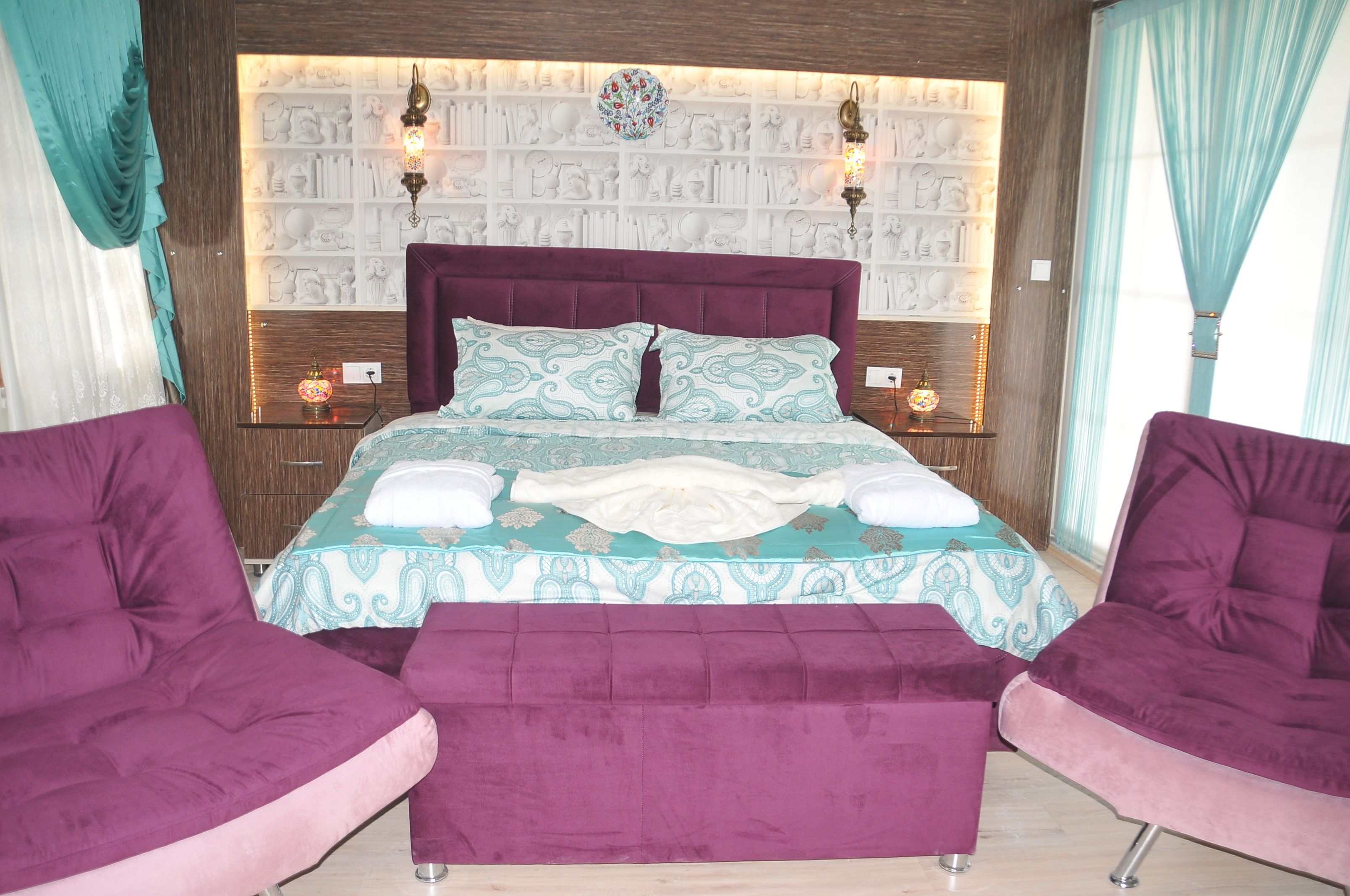 أغطية فراش متميزة وألحفة محشوة بالريش وخزنة داخل الغرفة