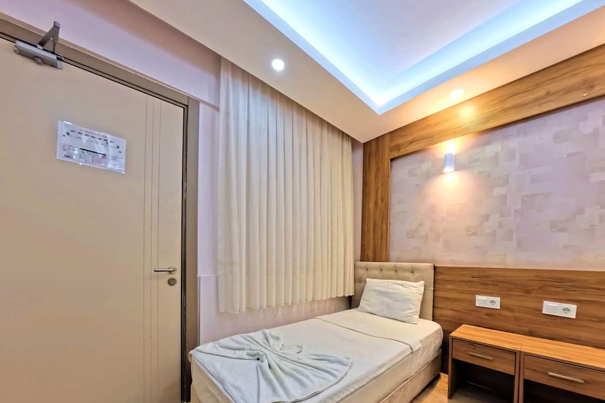 Standard-Zweibettzimmer, 2 Einzelbetten, Poolblick | Hochwertige Bettwaren, Daunenbettdecken, Zimmersafe
