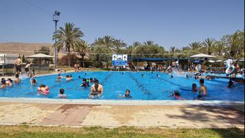 Una piscina al aire libre de temporada