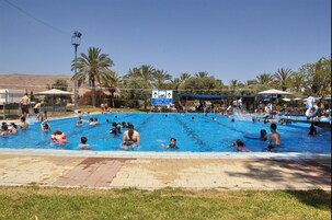 Una piscina al aire libre de temporada