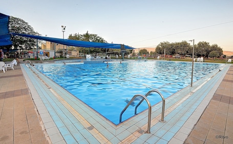 Una piscina al aire libre de temporada