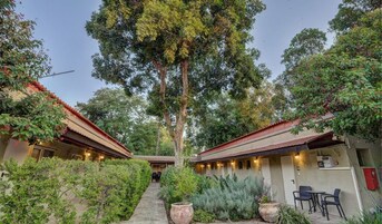 Habitación clásica | Caja fuerte, escritorio, tabla de planchar con plancha y cunas gratuitas