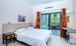 Basic Double or Twin Room | Living area