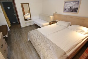 Habitación básica con 1 cama matrimonial o 2 individuales | Caja de seguridad en la habitación y escritorio 