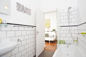 Superior Suite, Sea View | Bathroom | Free toiletries, hair dryer, towels - LimeHouse (Brighton)