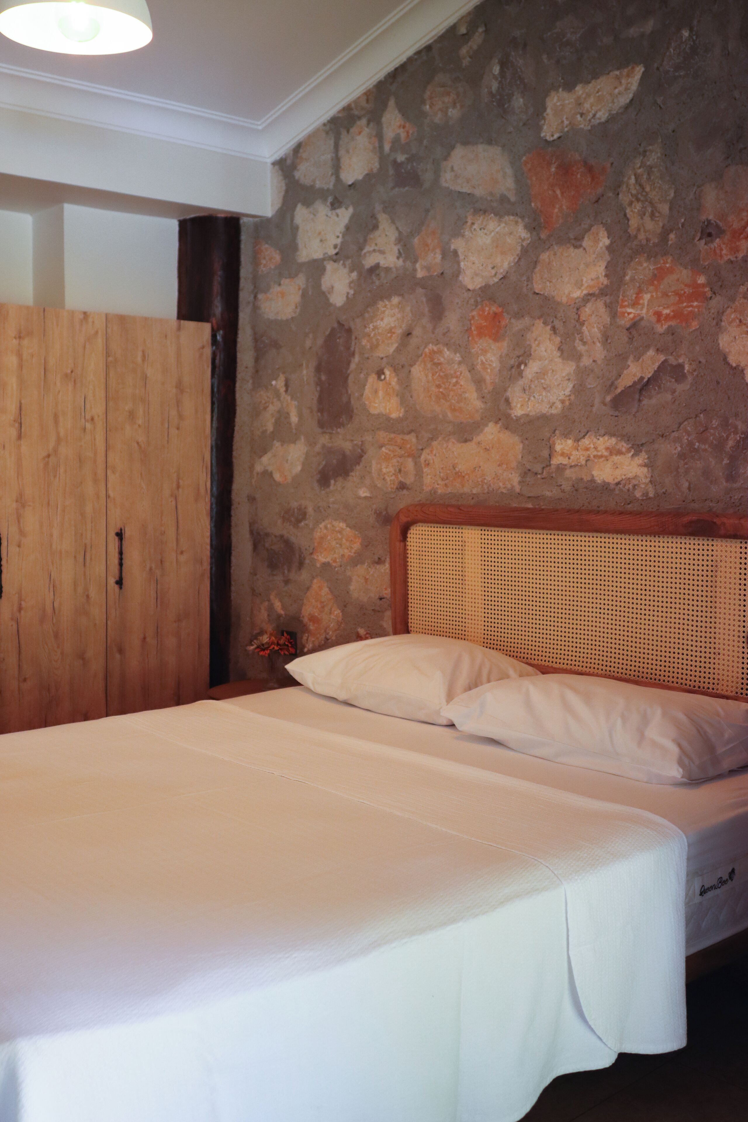 Eenvoudige kamer | Luxe beddengoed, een minibar, een kluis op de kamer, geluiddichte muren