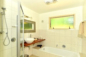 Standaard appartement, 1 slaapkamer, keuken (Self-Contained Cottage) | Badkamer | Gratis toiletartikelen, handdoeken