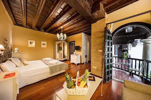 Daunenbettdecken, Minibar, Zimmersafe, individuell dekoriert