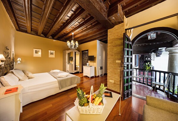 Down duvets, minibar, in-room safe, individually decorated - Palacio Mariana Pineda Hotel (Granada)