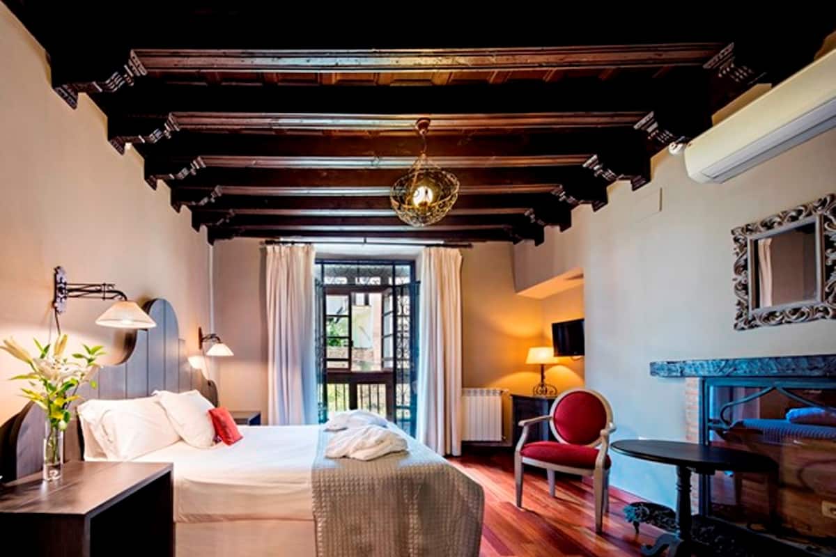 Camera doppia (Alhambra view) | Copriletto in piuma, minibar, una cassaforte in camera