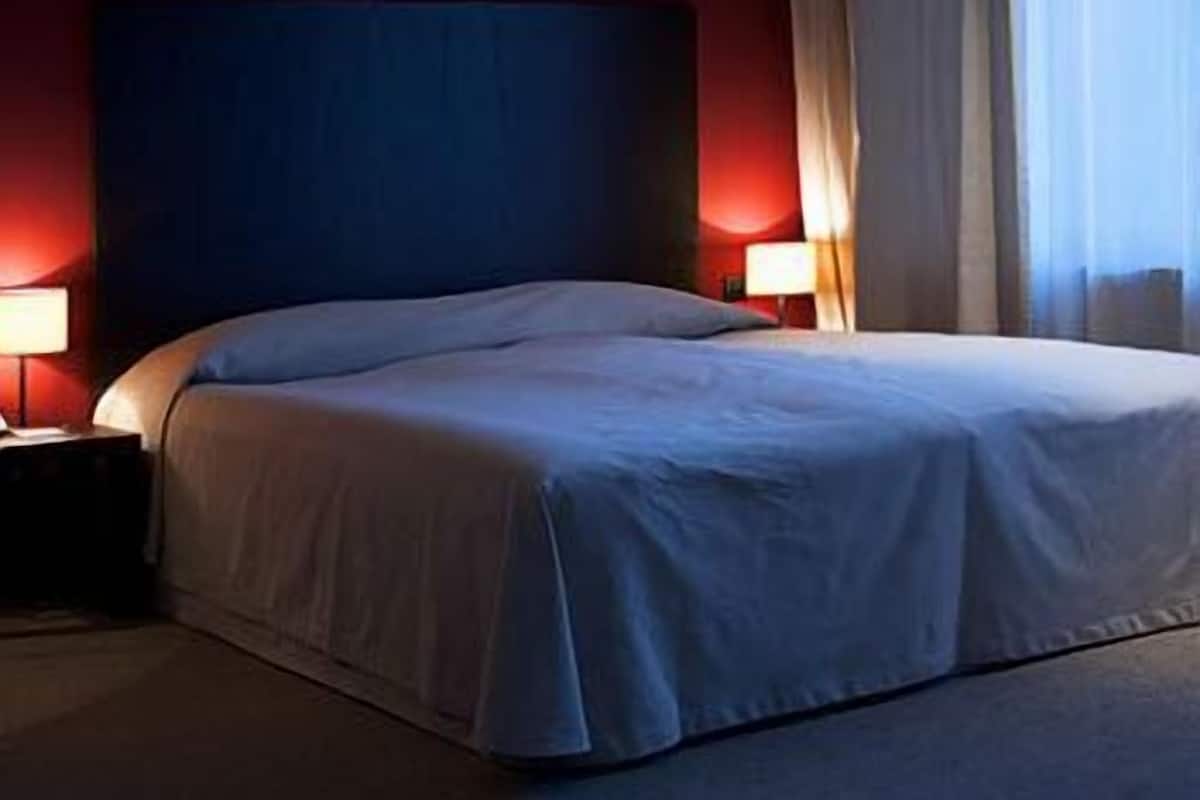 Coffre-fort, bureau, rideaux d’obscurcissement, système d’insonorisation